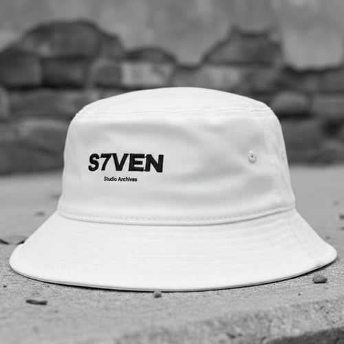 Bob Essentials blanc brodé S7VEN noir