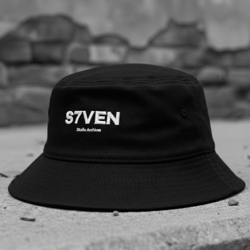 Bob unisexe Essentials noir brodé S7VEN blanc