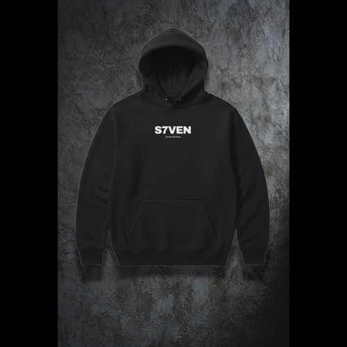 Hoodie / pull à capuche oversize noir minimaliste vue de face. Brodé S7VEN style streetwear.
