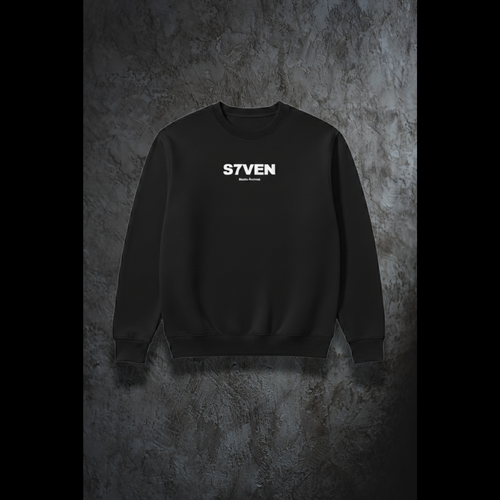 Sweat col rond noir brodé S7VEN vue de face. Style streetwear minimaliste.