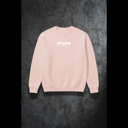 Sweat col rond rose pâle brodé S7VEN vue de face. Style streetwear minimaliste.